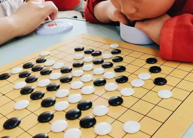 九游棋牌推荐 适合跟孩子一起玩的棋类游戏你知道吗?(图2)