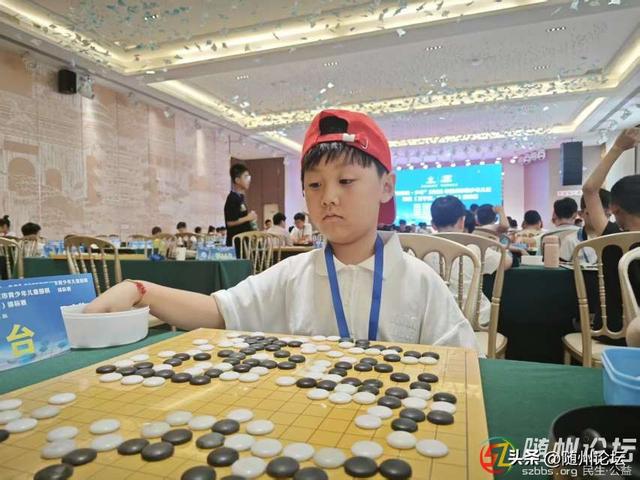 全市围棋(五子棋、国际跳棋)锦标赛开赛 280余名青少年(儿童)在棋格间展风采(图2)
