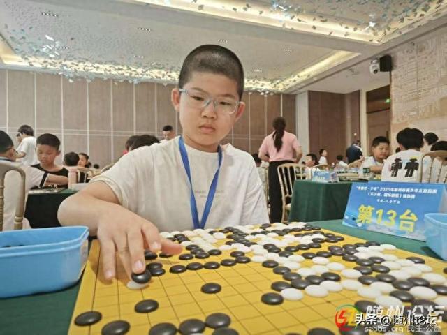 全市围棋(五子棋、国际跳棋)锦标赛开赛 280余名青少年(儿童)在棋格间展风采(图1)